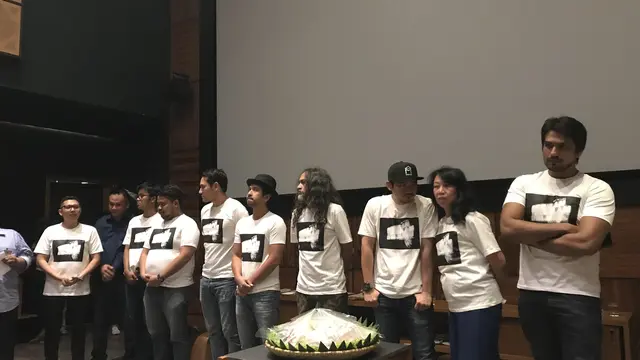 Rembulan Tenggelam di Wajahmu