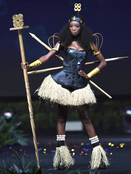 Miss Ghana, Diata Hoggar menampilkan kostum nasionalnya selama National Costume Show Miss Universe 2018 di Chonburi, Thailand, Senin (10/12). 94 wanita cantik se-dunia berlomba menjadi yang terbaik di ajang Miss Universe 2018. (Lillian SUWANRUMPHA/AFP)