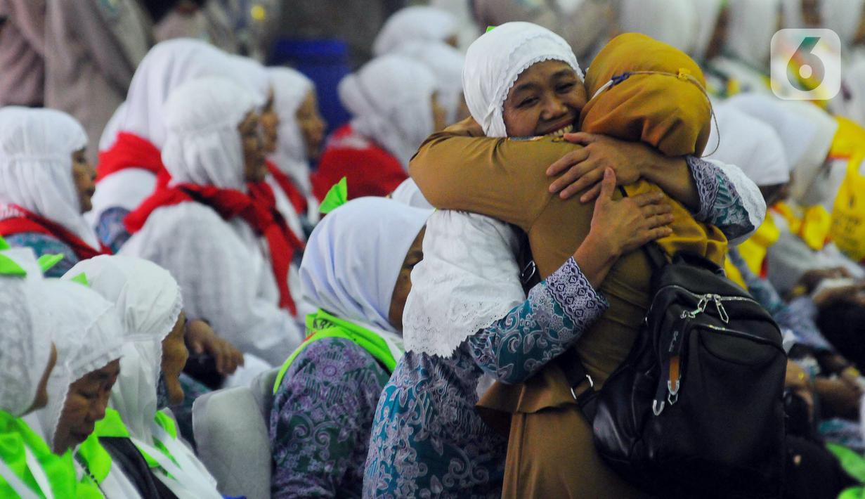 Seorang jemaah haji berpelukan di Asrama Haji Pondok Gede sebelum diberangkatan ke Arab Saudi. (merdeka.com/Imam Buhori)