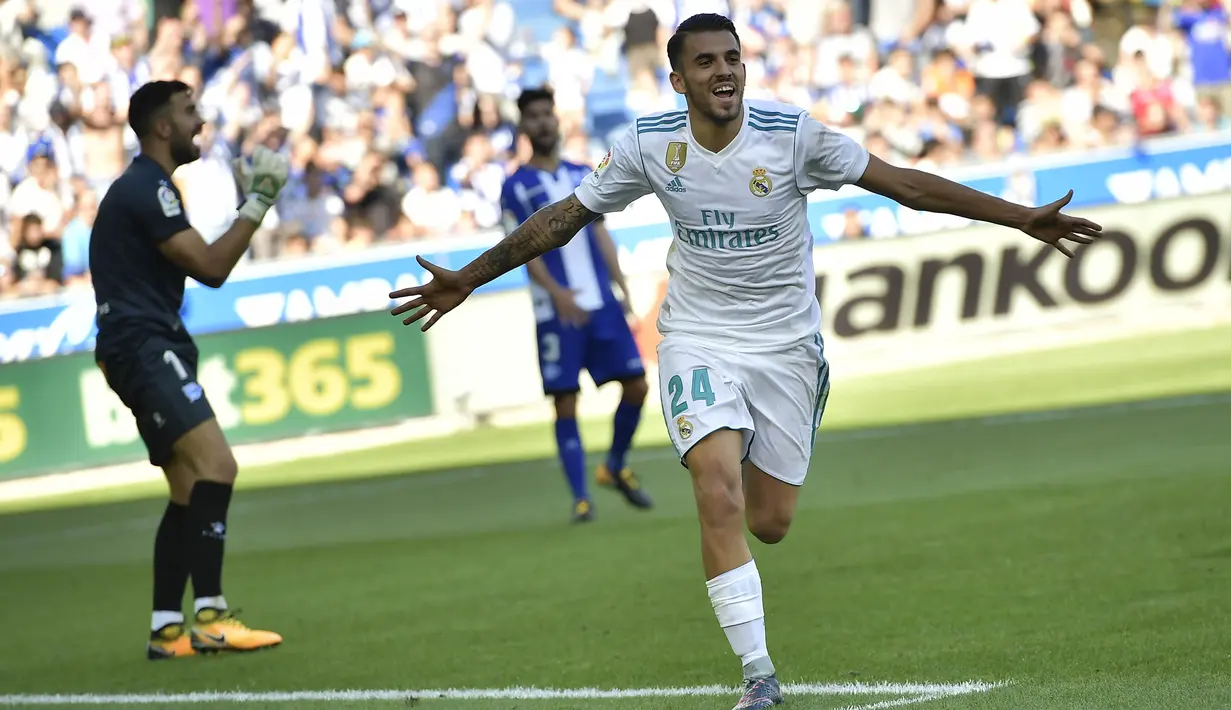 Gelandang Real Madrid, Dani Ceballos, melakukan selebrasi usai mencetak gol ke gawang Deportivo Alaves pada laga La Liga di Stadion Mendizorroza, Sabtu (23/9/2017). Real Madrid menang 2-1 atas  Deportivo Alaves. (AP/Alvaro Barrientos)
