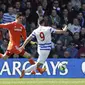 Kiper Chelsea, Thibaut Courtois menghentikan Charlie Austin di di pertandingan English Premier League antara QPR dan Chelsea di Loftus Road stadion di London, Minggu, April 12, 2015. (AP Photo / Matt Dunham)