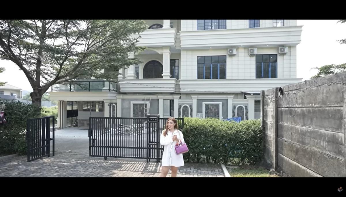 Potret Rumah Baru Rey Utami