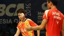 Tontowi Ahmad berkomunikasi dengan Liliyana Natsir sebelum melakukan servis pada ajang BCA Indonesia Open 2016 di Istora Gelora Bung Karno, Senayan, Jakarta. (Bola.com/Nicklas Hanoatubun)