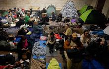FOTO: Warga Kyiv Berlindung di Stasiun Metro Saat Alarm Serangan Udara Rusia Berbunyi