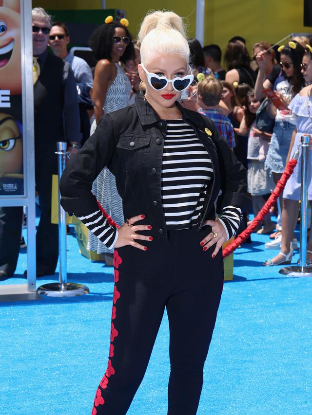 Christina Aguilera Tampil Modis di Premier The Emoji Movie