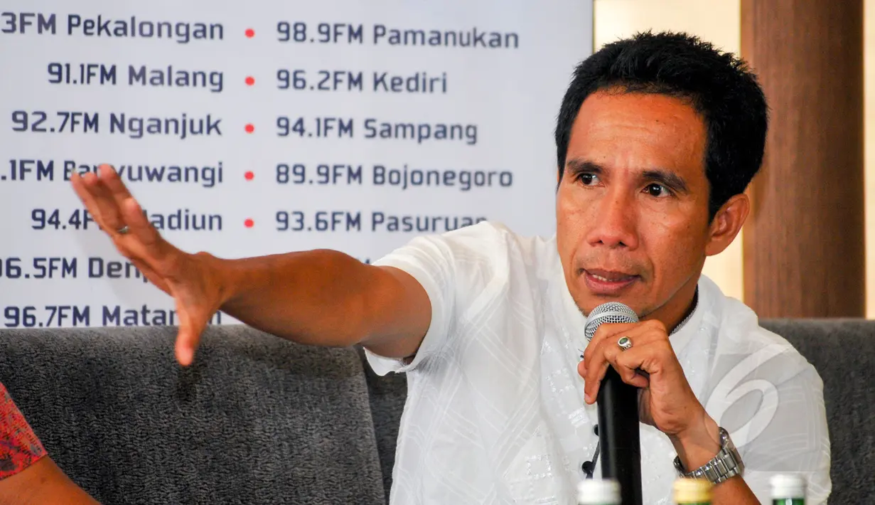 Koordinator Aliansi TKI menggugat, Yusri Albima menjadi pembicara dalam diskusi 'Elegi untuk TKI' di Jakarta, Sabtu (18/4/2015). Diskusi tersebut membahas ribuan TKI yang tengah terjerat masalah hukum di luar negeri. (Liputan6.com/Yoppy Renato)