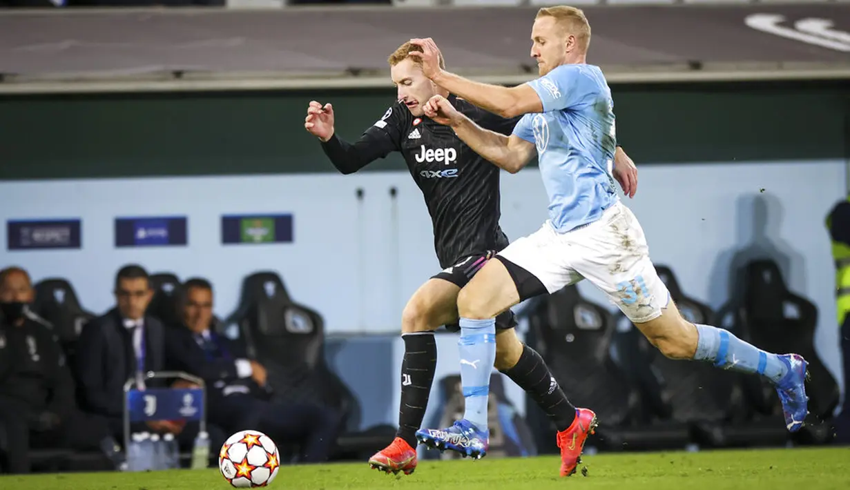 Pemain Juventus Dejan Kulusevski (kiri) dikejar oleh pemain Malmo Franz Brorsson (kanan) pada pertandingan Grup H Liga Champions di Malmo New Stadium, Malmo, Swedia, Selasa (14/9/2021). Juventus menang 3-0. (Anders Bjuro/TT via AP)