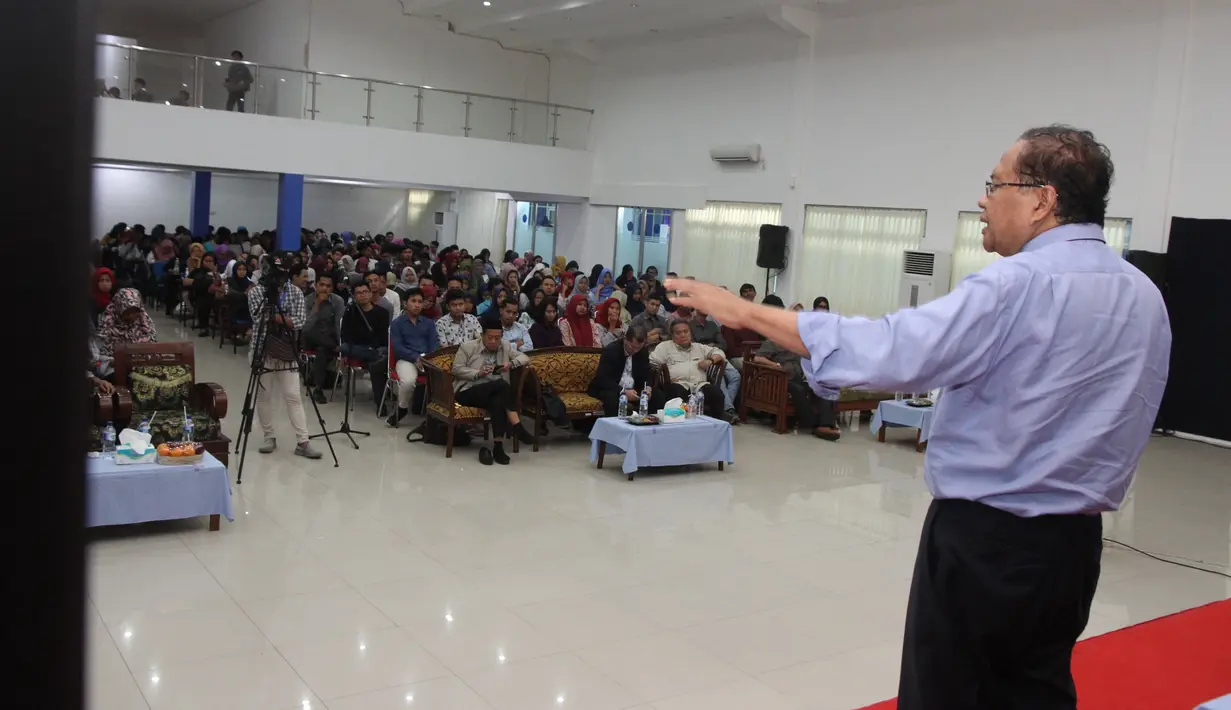 Tokoh Nasional Rizal Ramli memberi kuliah umum di Universitas Swadaya Gunung Jati, Cirebon, Selasa (8/5). Dihadapan mahsiswa, Rizal berharap pemerintah memperhatikan perekonomian bangsa yang ia anggap sudah lampu kuning. (Liputan6.com/Pool/Yasin)