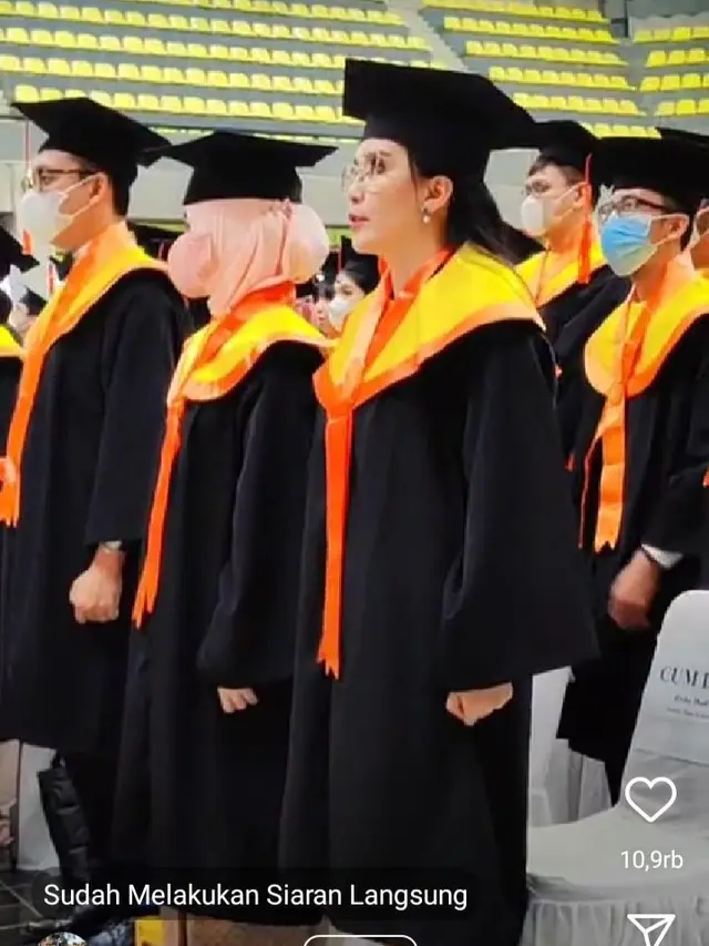 Raih Predikat Cumlaude, Ini 7 Momen Wisuda S3 Rieke Diah Pitaloka