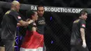 Petarung Indonesia, Priscilla Hertati Lumban Gaol, meninggalkan arena usai dikalahkan petarung India, Puja Tomar, saat bertarung pada laga ONE Championship di Istora Senayan, Jakarta, Sabtu (19/1). Priscilla kalah dari Puja. (Bola.com/M. Iqbal Ichsan)