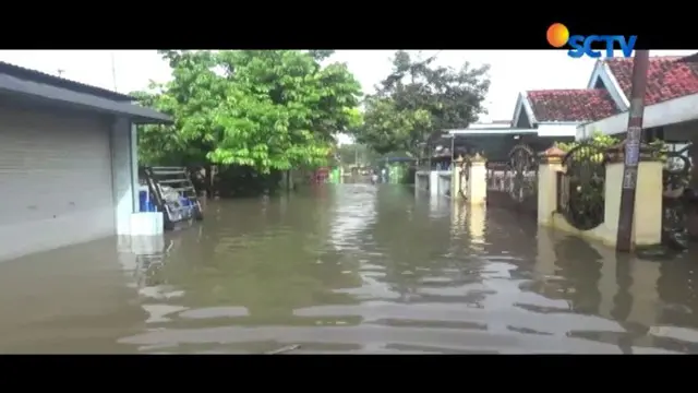 Ketinggian air mencapai hampir satu meter dan menyebabkan aktivitas warga lumpuh total.