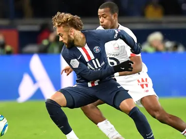 Bek Lille Gabriel dos Santos Magalhaes berusaha merebut bola dari penyerang PSG, Neymar pada pertandingan L1 Prancis di Parc des Princes di Paris pada 22 November 2019. Gabriel Magalhaes secara resmi dibeli Arsenal dari Lille dengan nilai transfer 27 juta poundsterling. (AFP/Bertrand Guay)