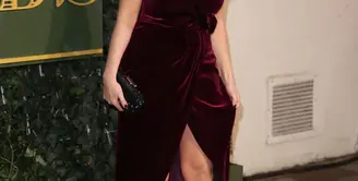 Kelly Brook mengalami ‘wardrobe malfunction’ ketika ia memperlihatkan pakaian dalamnya di momen karpet merah London Evening Standard. (via express.co.uk)