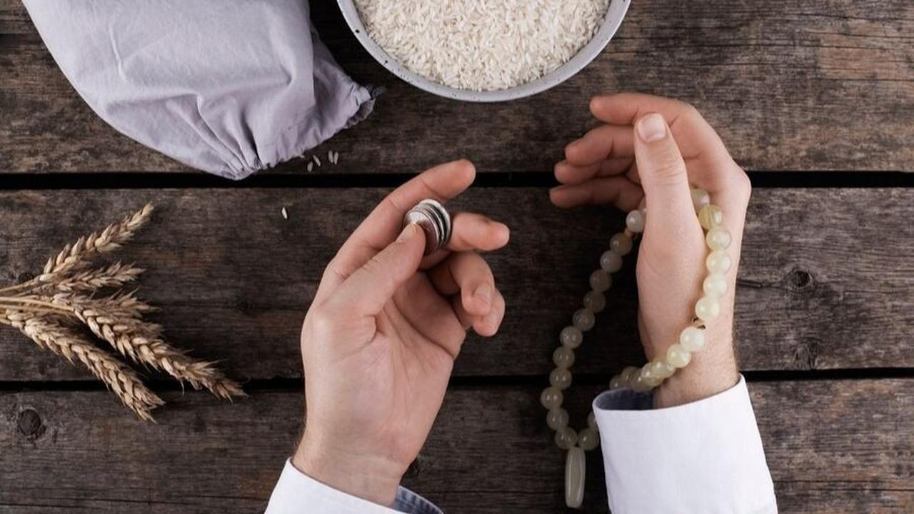 Di Indonesia, Badan Amil Zakat Nasional (BAZNAS) adalah lembaga yang menangani pengumpulan dan penyaluran zakat, termasuk zakat fitrah.