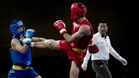 Atlet wushu China, Li Mengfan, terkena tendangan atlet wushu Iran, Foroud Zafari, pada laga final Asian Games XVIII di JiExpo Kemayoran, Jakarta, Kamis (23/8/2018). (Bola.com/Vitalis Yogi Trisna)