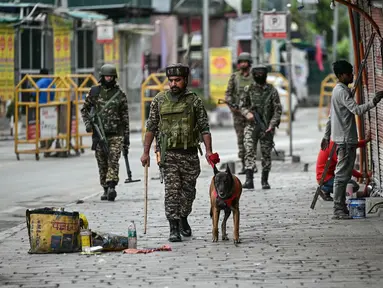 Tentara India dengan anjing pelacak berpatroli di sebuah pasar di Srinagar pada tanggal 10 Mei 2025. (Sajjad HUSSAIN/AFP)