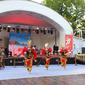 Empat penari bule dengan luwes membawakan tari gandrung lengkap dengan musik pengiring berbahasa Osing. (Instagram/@kndmoscow)