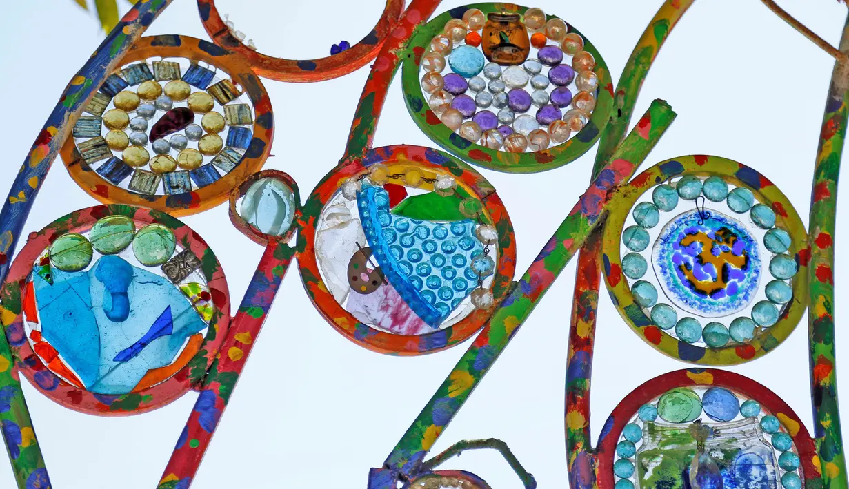 Mozaik pecahan kaca menghiasi pagar Mosaic Tile House, Venice, California, AS, (26/9). Rumah ini dipenuhi mozaik dari kepingan keramik, genteng, souvenir, mainan hingga barang-barang bekas. (REUTERS/Mario Anzuoni)