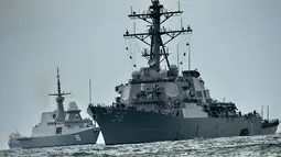 Kapal perang USS John S. McCain milik Angkatan Laut AS (kanan) dikawal kapal selam Singapura RSS Intrepid (kiri) menuju pangkalan angkatan laut Changi di Singapura, Senin (21/8). (AFP Photo/Roslan Rahman)