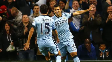 Selebrasi Sergio Aguero (kanan) saat merayakan kemenangan Manchester City atas Liverpool (3-1) di Stadion Etihad, Manchester, (26/8/2014). (REUTERS/Darren Staples)