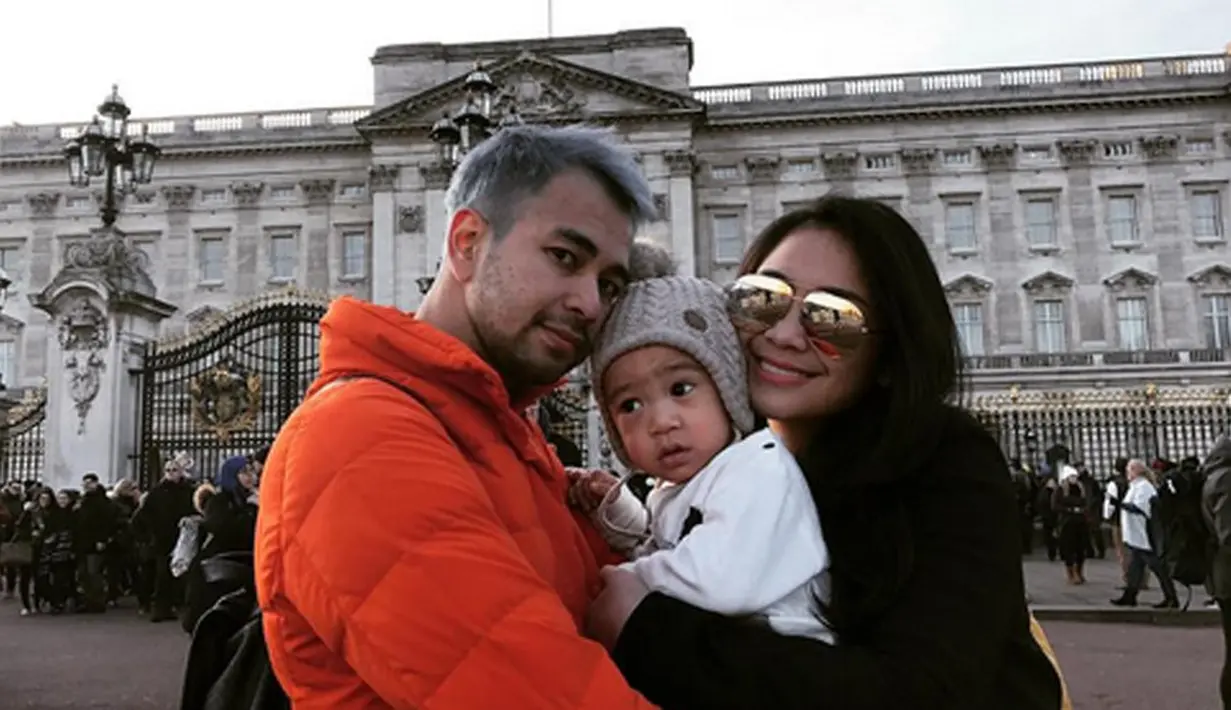 Menyambut tahun baru banyak dipilih untuk berlibur bersama keluarga. Termasuk Nagita Slavina bersama anak dan suaminya yang memilih London untuk menghabiskan liburan akhir tahunnya. (Instagram/raffinagita1717)