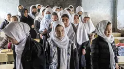 Tahun pendidikan baru Afghanistan dimulai, tetapi sekolah menengah atas tetap ditutup untuk anak perempuan pada tahun kedua setelah Taliban kembali berkuasa 2021 lalu. (AP Photo/Ebrahim Noroozi)