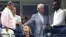 Mantan presiden AS, Bill Clinton (dua kanan) berbincang saat menonton pertandingan antara Roger Federer dan John Millman di AS Terbuka 2018, New York, Senin (3/9). (ALEX PANTLING/GETTY IMAGES NORTH AMERICA/AFP)