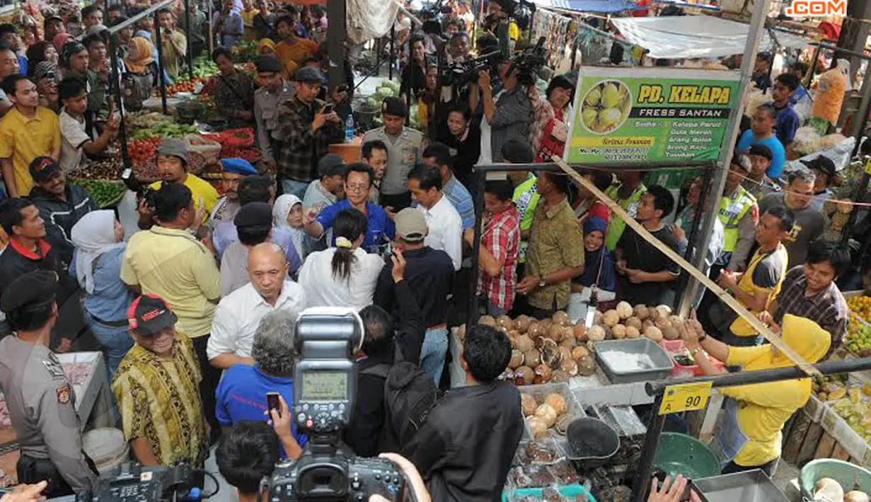 Keinginan masyarakat untuk melihat sosok Jokowi dari dekat terjadi di Pasar Cipanas, Cianjur, Jawa Barat (Liputan6.com/Herman Zakharia)