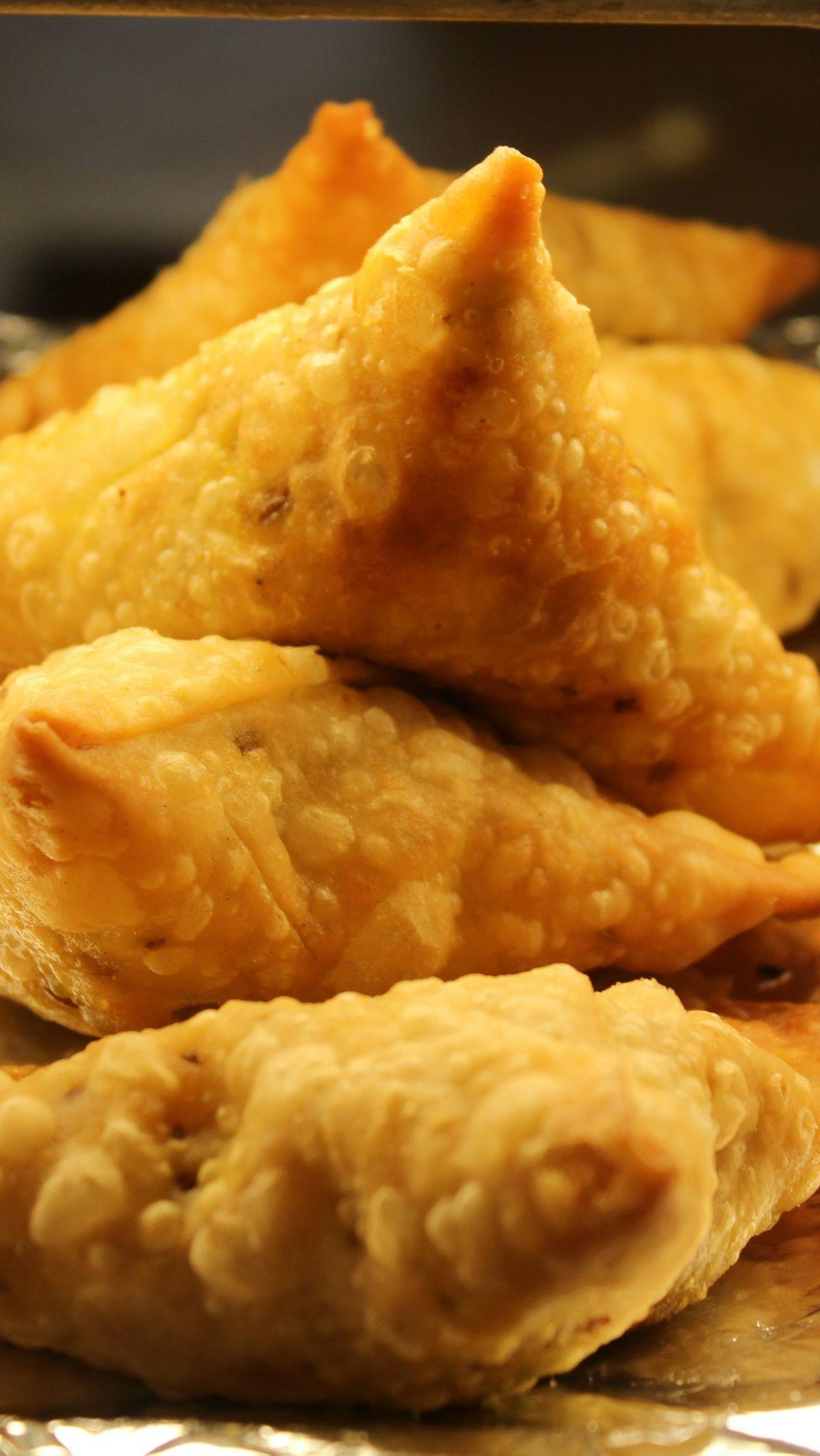 Samosa menjadi salah satu camilan yang populer di banyak negara Islam seperti Arab dan India. Makanan yang berbentuk segitiga ini biasanya terbuat dari kulit tepung yang diisi dengan campuran kentang, kacang polong, rempah-rempah, dan daging atau sayuran