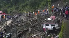 Tim penyelamat membersihkan lumpur dan puing-puing saat mereka mencari orang-orang yang dikhawatirkan terjebak setelah tanah longsor di dekat sebuah kuil di pinggiran Shimla, negara bagian Himachal Pradesh, Senin, 14 Agustus 2023. (AP Photo/Pradeep Kumar)