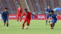 Striker Timnas Indonesia U-22, Jeam Kelly Sroyer (tengah) berusaha melewati dua pemain Filipina pada laga pertama SEA Games 2023 di Olympic Stadium, Phnom Penh, Kamboja, Sabtu (29/4/2023). (Bola.com/Abdul Aziz)