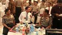 Gubernur DKI Jakarta, Basuki Tjahaja Purnama, bertemu dengan Kapolda Metro Jaya, Irjen Tito Karnavian. (Liputan6.com/Ahmad Romadoni)