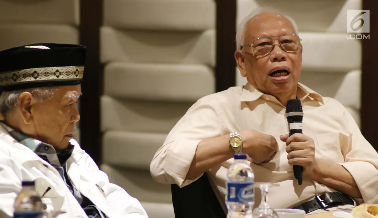 Mantan Ketua MA, Bagir Manan (kanan) memberi pandangan saat diskusi persoalan dualisme kepemimpinan di tubuh Dewan Perwakilan Daerah (DPD) RI di Jakarta, Rabu (13/2). (Liputan6.com/Helmi Fithriansyah)