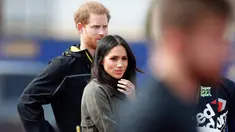 Pangeran Harry dan tunanganya Meghan Markle melihat latihan tim Inggris untuk Invictus Games Sydney 2018 di University of Bath, (6/4). The Invictus Games 2018 akan digelar di Sydney pada 20-27 Oktober. (AP Photo/Frank Augstein)