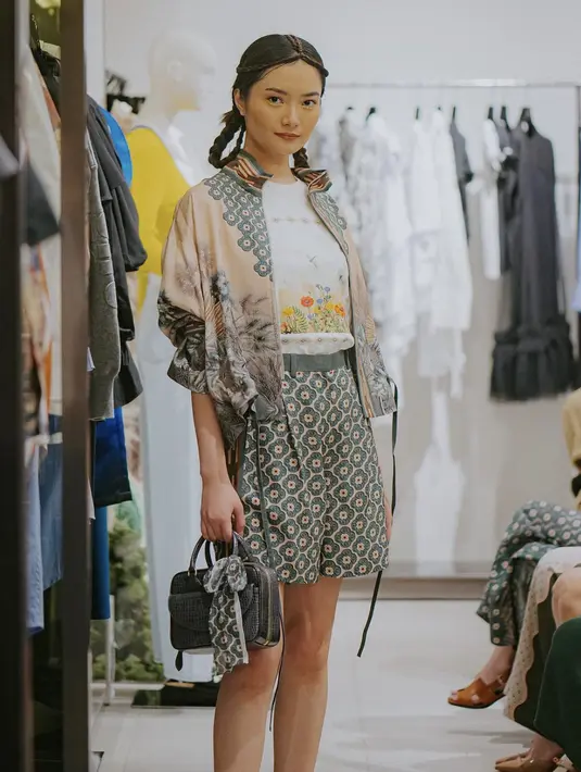 Koleksi bergaya resort ini dikemas dengan palet warna hangat seperti terakota, hijau, kuning dan coklat dipadu warna cerah yaitu pink dan biru muda sebagai iterasi warna langit pagi dan senja. [ Foto: dok  Artkea Bloom]