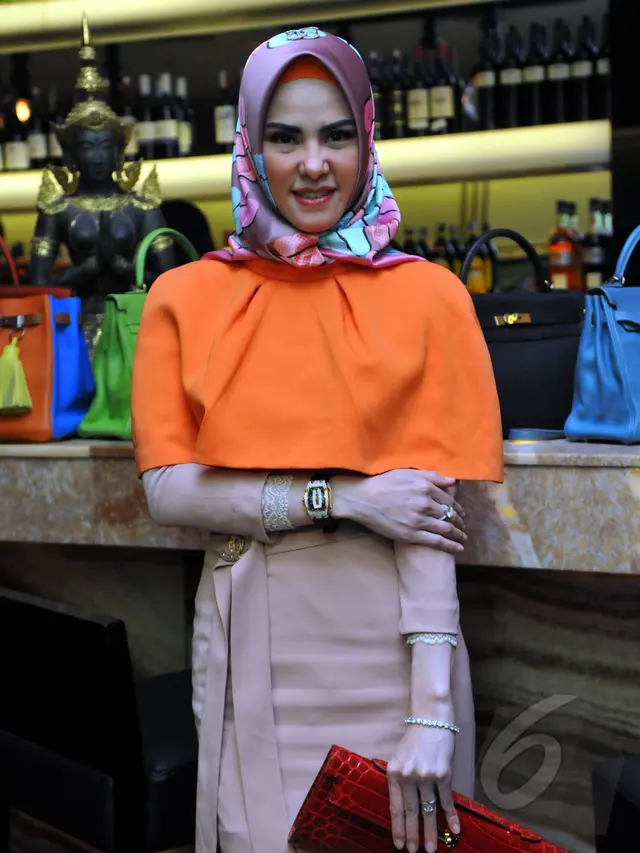 Penampilan Colorful Sosialita Angel Lelga