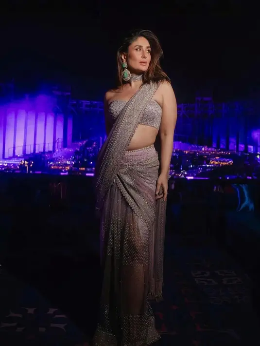 Di pesta hari pertama, Kareena Kapoor kenakan sari India berwarna ungu dari Tarun Tahiliani. [@kareenakapoorkhan]