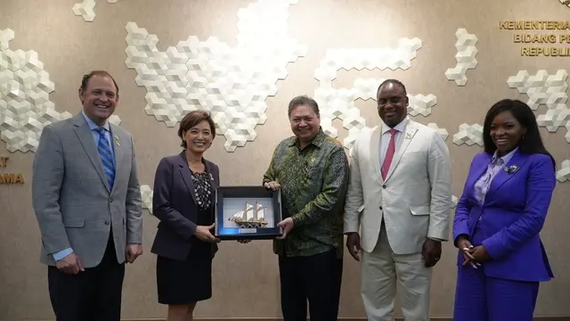 Menteri Koordinator Bidang Perekonomian Airlangga Hartarto bertemu dengan delegasi kongres Amerika Serikat yang terdiri Jonathan Jackson, Young Kim, Andy Barr, dan Jasmine Crockett, di di kantor Kemenko Perekonomian, Jakarta. (Dok Kemenko Perekonomian)