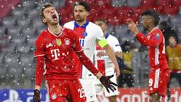 Penyerang Paris Saint-Germain (PSG), Kylian Mbappe, melakukan selebrasi usai mencetak gol ke gawang Bayern Munchen pada laga Liga Champions di Allianz Arena, Kamis (8/4/2021). PSG menang dengan skor 3-2. (AP Photo/Matthias Schrader)