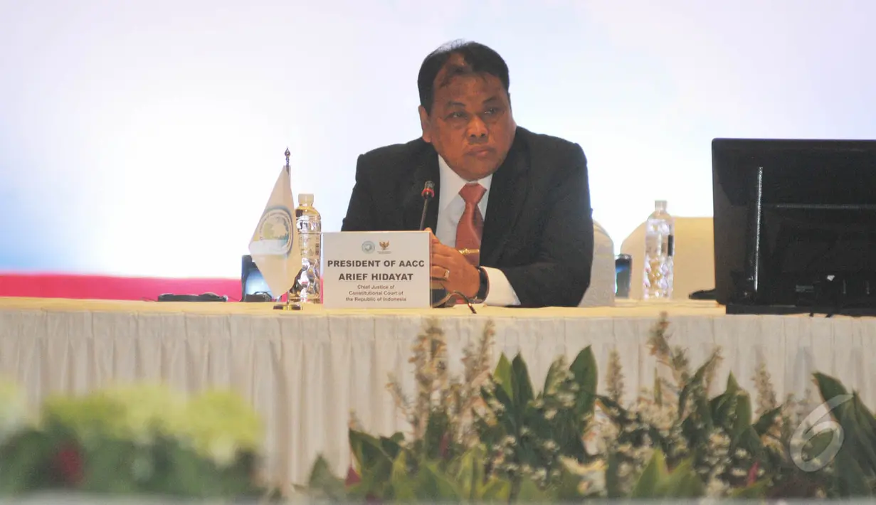 Ketua Mahkamah Konstitusi (MK) Arief Hidayat (tengah) selaku Presiden Asosiasi MK se-Asia saat menghadiri pertemuan Sekjen MK se-Asia di Jakarta, Senin (25/5/2015). (Liputan6.com/Herman Zakharia)