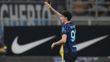 Pemain Inter Milan, Alessandro Bastoni, merayakan gol pembuka timnya pada pertandingan Serie A Italia melawan Torino di Stadion San Siro, Milan, Selasa (26 Agustus 2025). (AP Photo/Luca Bruno)