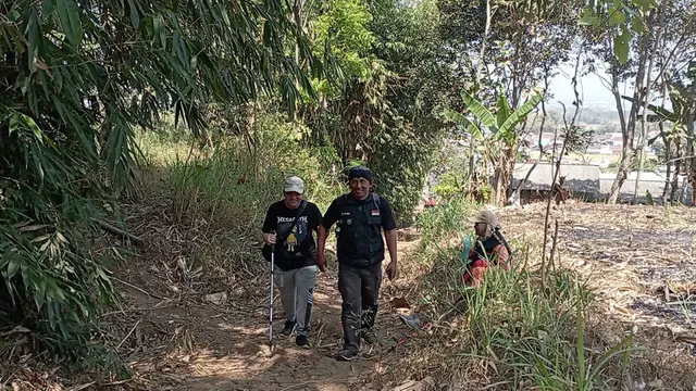 Peringati Hari Tongkat Putih Sedunia, Komunitas Disabilitas di Malang Lancarkan Kampanye Inklusif dengan Mendaki Gunung