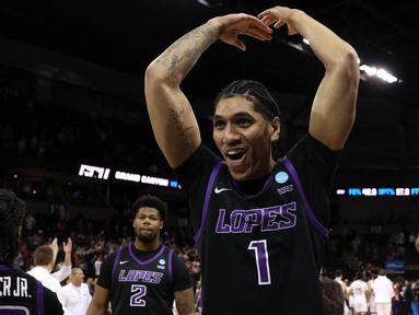 Pebasket Indonesia, Derrick Michael merayakan kemenangan timnya, Grand Canyon Antelopes setelah mengalahkan Saint Mary pada putaran pertama Divisi I NCAA yang berlangsung di Spokane Veterans Memorial Arena, Washington, Amerika, Minggu (23/03/2024) WIB. (AFP/Getty Images/Steph Chambers)