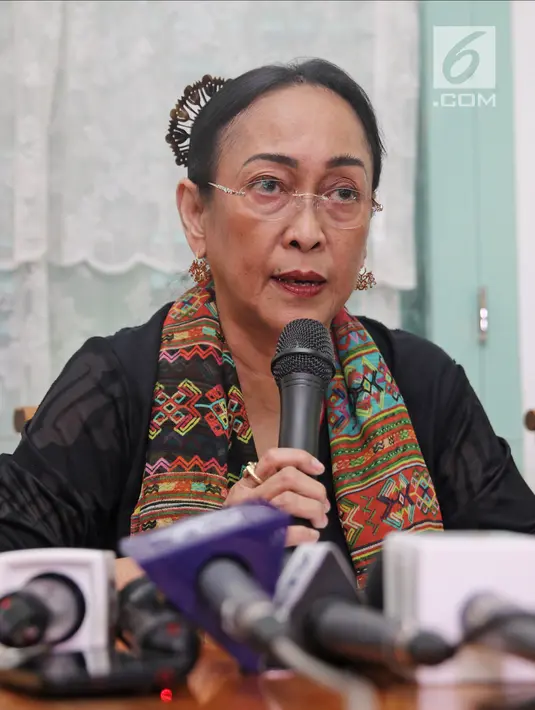 Budayawati, Sukmawati Soekarnoputri memberi keterangan pers di kawasan Cikini, Jakarta, Rabu (4/4). Sebelumnya Sukmawati membacakan puisi berjudul Ibu Indonesia yang memantik kontroversi. (Liputan6.com/Herman Zakharia)