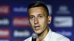 Penyerang baru Atletico Madrid,  Ivan Saponjic memberi keterangan kepada awak media selama pengenalan resmi dirinya di stadion Wanda Metropolitano di Madrid (12/7/2019). Ivan Saponjic dikontrak Atletico Madrid selama tiga musim. (AFP Photo/Oscar Del Pozo)