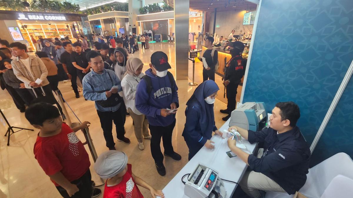 Aktivitas Tukar Uang di Terminal 3 Bandara Soetta Diserbu Pekerja hingga Pemudik