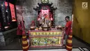 Pekerja memasang kain di altar untuk persembahyangan di Wihara Amurka Bhumi, Jakarta, Senin (28/1). Menyambut Tahun Baru Imlek 2570 yang jatuh pada 5 Februari 2019, wihara di pusat ibukota mempunyai tradisi bersih-bersih. (Liputan6.com/Fery Pradolo)