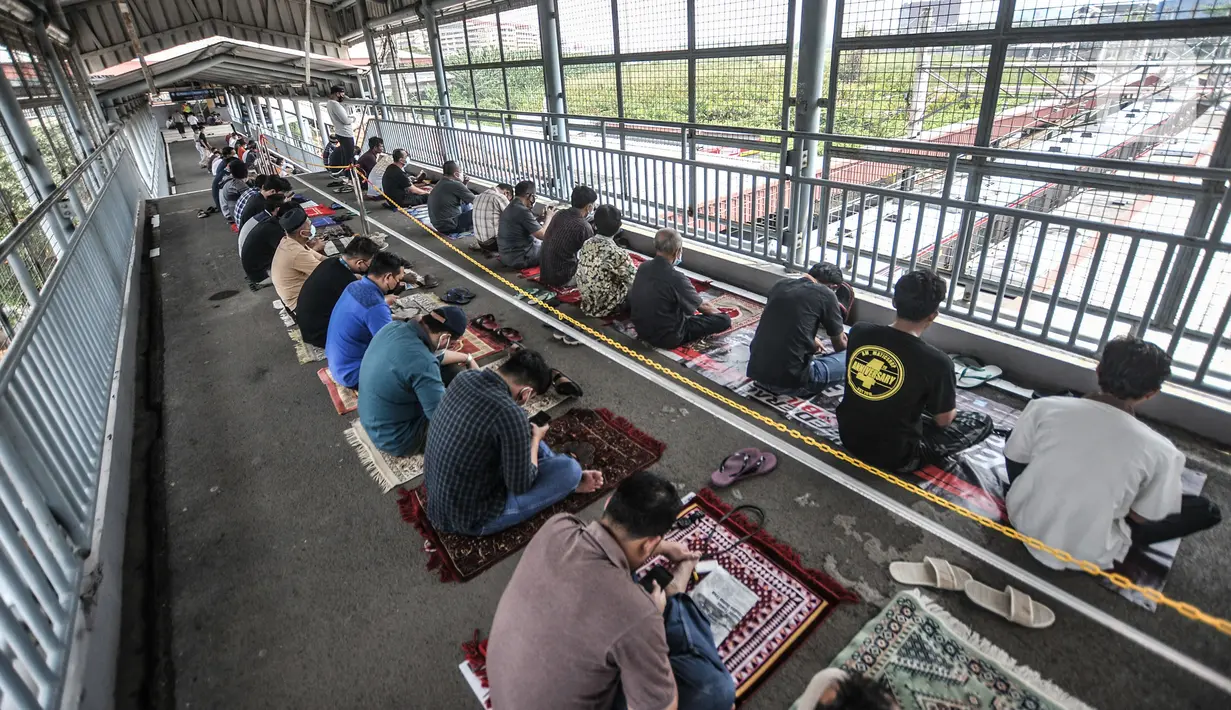 Umat Islam mendengarkan ceramah saat menunaikan salat Jumat di Stasiun Kampung Bandan, Jakarta, Jumat (7/5/2021). Jemaah Masjid Al-Hidayah salat Jumat di Stasiun Kampung Bandan karena keterbatasan lahan, terlebih jumlah meningkat di saat Ramadan. (merdeka.com/Iqbal S. Nugroho)