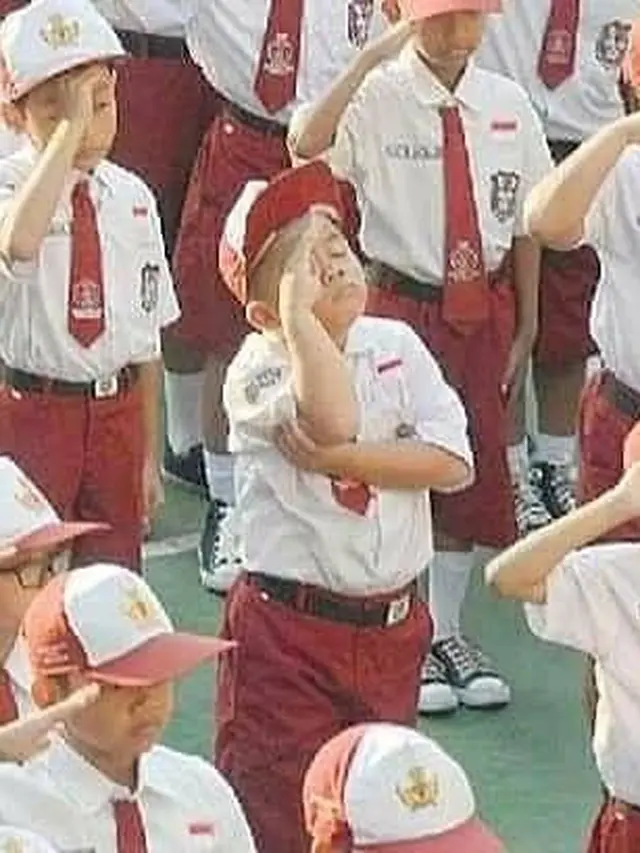 6 Momen Kocak saat Upacara Bendera Ini Bikin Rindu Sekolah, Penuh Kenangan
