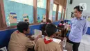 <p>Wakil Presiden Republik Indonesia Gibran Rakabuming Raka saat meninjau uji coba program makan bergizi gratis di SMPN 270 Jakarta, Rabu (23/10/2024). (Liputan6.com/Herman Zakharia)</p>